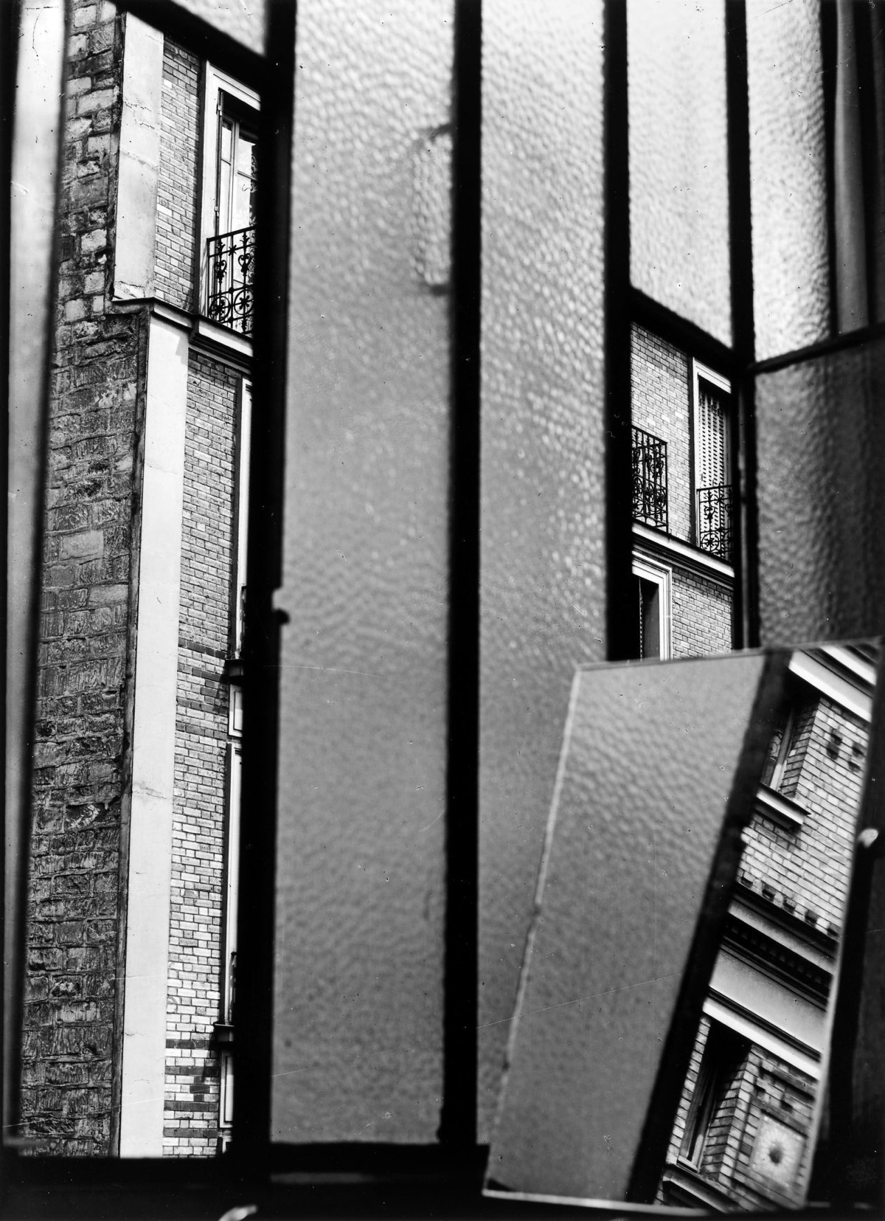 Auf diesem Bild ist das folgende Kunstwerk zu sehen: Florence Henri. Pariser Fenster. 1929.