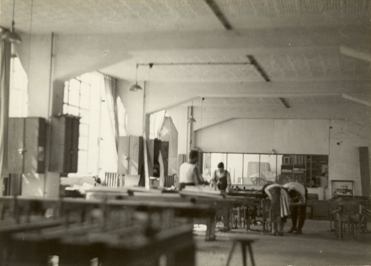 Auf diesem Bild ist das folgende Kunstwerk zu sehen: Iwao Yamawaki. Tischlerei-Werkstatt im Bauhaus in Dessau. 1930/32.