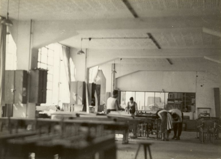Auf diesem Bild ist das folgende Kunstwerk zu sehen: Iwao Yamawaki. Tischlerei-Werkstatt im Bauhaus in Dessau. 1930/32.