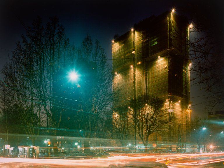 Auf diesem Bild ist das folgende Kunstwerk zu sehen: Lewis Baltz. Rule Without Exception, aus der Serie „Generic Night Cities (and others)“, 1988–2000. 1989.