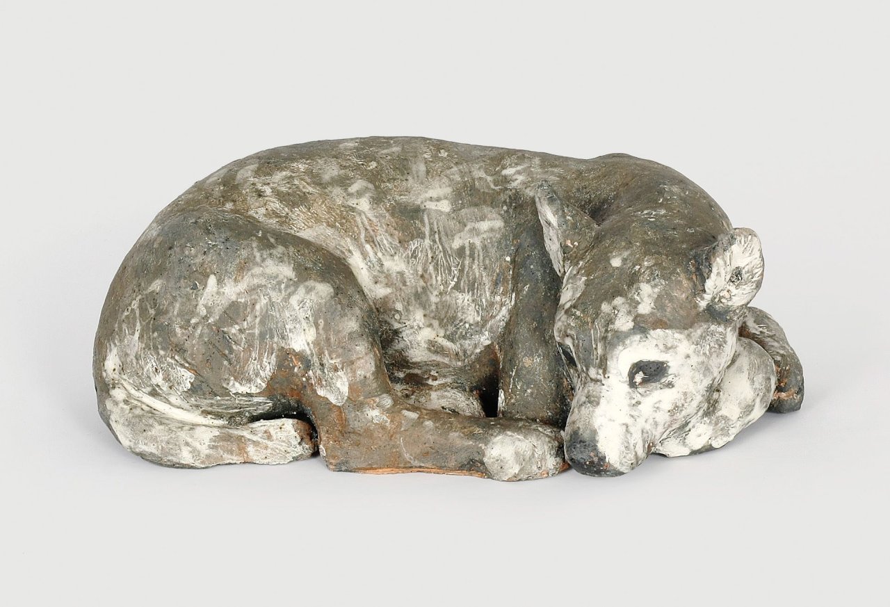 Auf diesem Bild ist das folgende Kunstwerk zu sehen: Robert Metzkes. Liegender Hund. 2002.