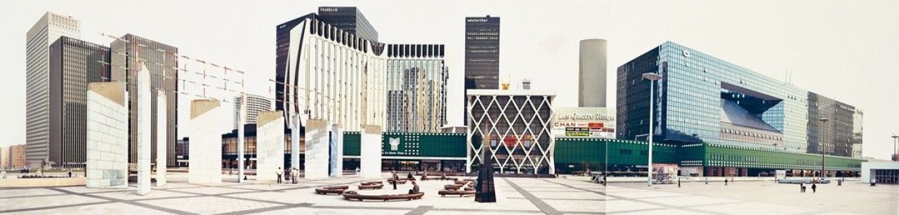 Auf diesem Bild ist das folgende Kunstwerk zu sehen: Andreas Gursky. La Défense, Paris, Panorama.. 1987.