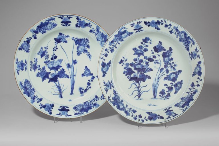 Auf diesem Bild ist das folgende Kunstwerk zu sehen:  Chinesisch, Kangxi-Periode. Paar große Blau-Weiß-Teller aus dem Japanischen Palais in Dresden.