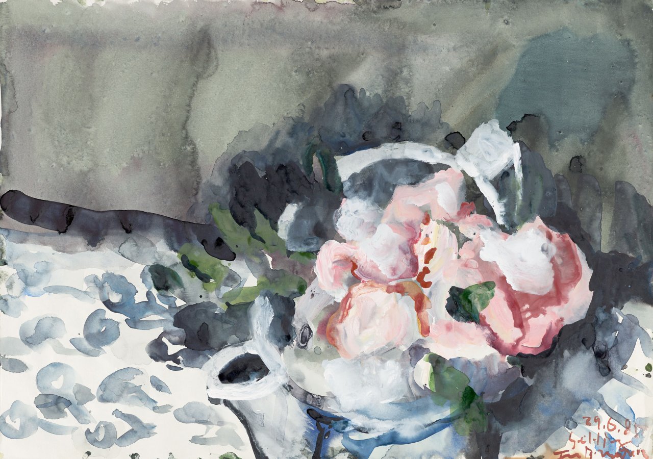 Auf diesem Bild ist das folgende Kunstwerk zu sehen: Klaus Fußmann. Stillleben mit Blumen und Teekanne auf gemusterter Tischdecke. 1985.