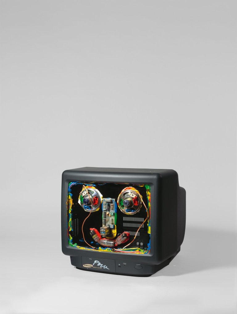 Auf diesem Bild ist das folgende Kunstwerk zu sehen: Nam June Paik. MT-TV. 1994.