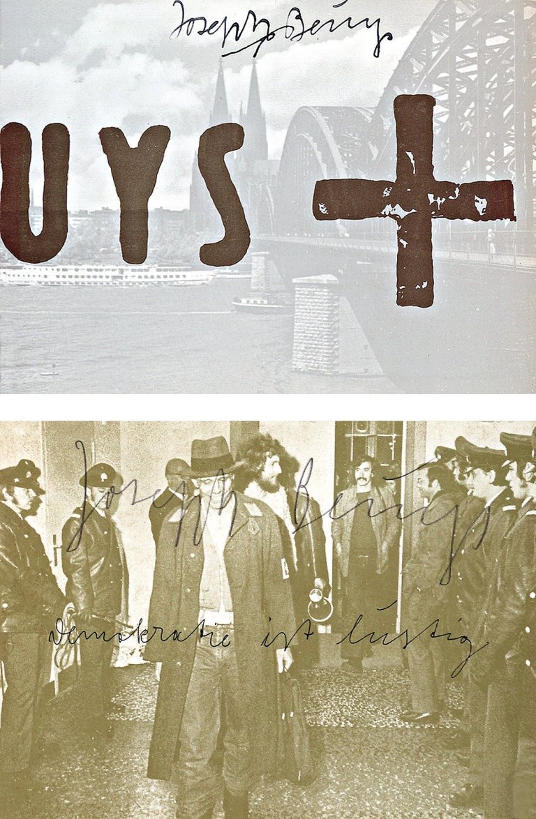 Auf diesem Bild ist das folgende Kunstwerk zu sehen: Joseph Beuys. „Köln“ / „Demokratie ist lustig“. 1968/1973.