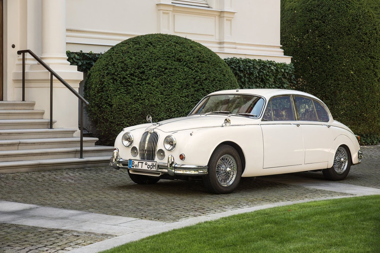 Auf diesem Bild ist das folgende Kunstwerk zu sehen: Werner Ottos Jaguar. Jaguar Mark 2 (3.8 l) von Beacham. 1964 (Erstzulassung) /1999 (Vollrestaurierung u Modernisierung).