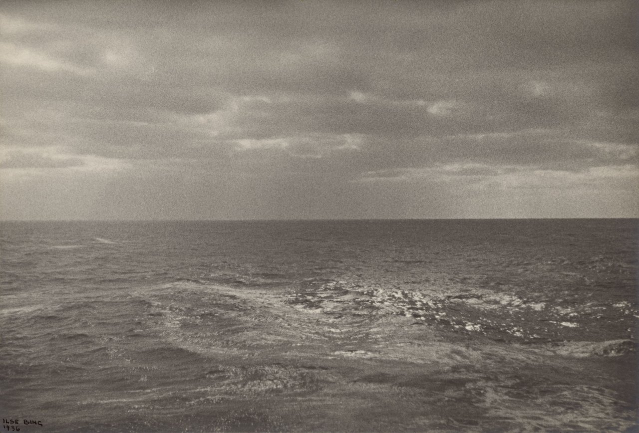 Auf diesem Bild ist das folgende Kunstwerk zu sehen: Ilse Bing. Seascape (Between France and the USA). 1936.