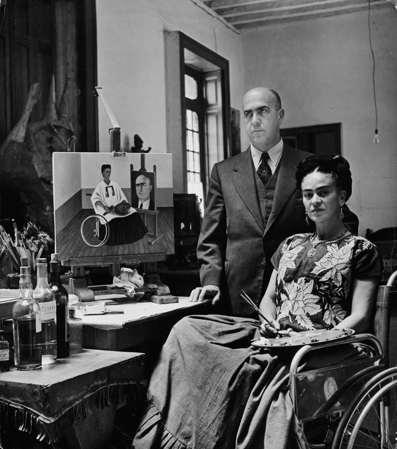 Auf diesem Bild ist das folgende Kunstwerk zu sehen: Gisèle Freund. Frida Kahlo und ihr Arzt Dr. Farill, Mexiko. 1951.