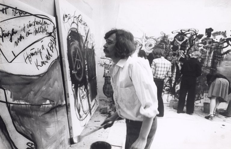 Auf diesem Bild ist das folgende Kunstwerk zu sehen: Barbara Klemm. Walter Stöhrer. Malaktion, Frankfurter Kunstverein e.V. 'Steinernes Haus' am Römerberg, Frankfurt am Main. 1975.