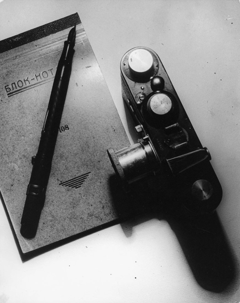 Auf diesem Bild ist das folgende Kunstwerk zu sehen: Alexander  Rodchenko. Leica und Füller. 1930.