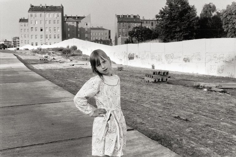 Auf diesem Bild ist das folgende Kunstwerk zu sehen: Sibylle Bergemann. „Bernauer Str., Berlin“. 1990.