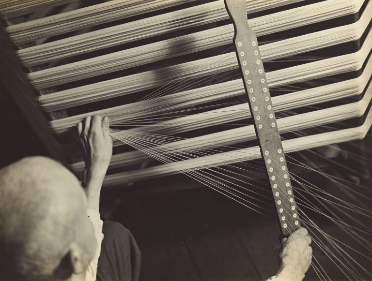 Auf diesem Bild ist das folgende Kunstwerk zu sehen: Benita Koch-Otte. Ohne Titel (Am Webstuhl). Vermutlich späte 1920er Jahre.