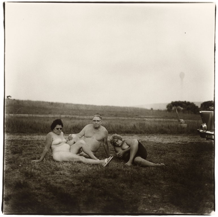 Auf diesem Bild ist das folgende Kunstwerk zu sehen: Diane Arbus. „A Family one Evening in a Nudist Camp, PA“. 1965.