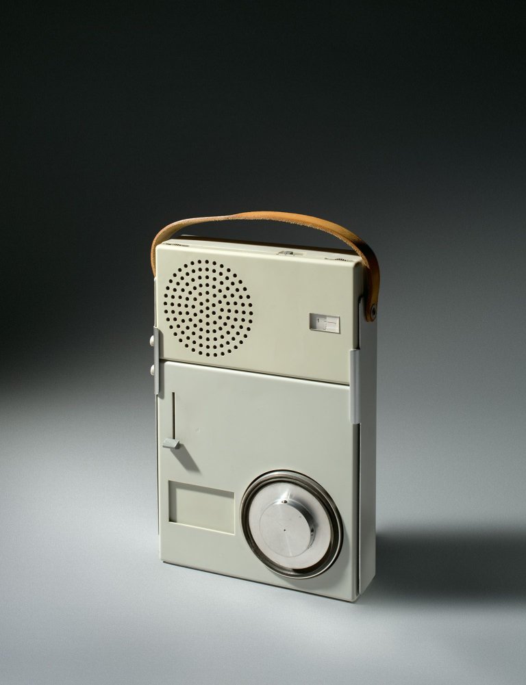 Auf diesem Bild ist das folgende Kunstwerk zu sehen: Dieter Rams. Phono-Transistor TP 1 (Taschen-Transistorradio T 4 und tragbarer Plattenspieler P 1). 1959.