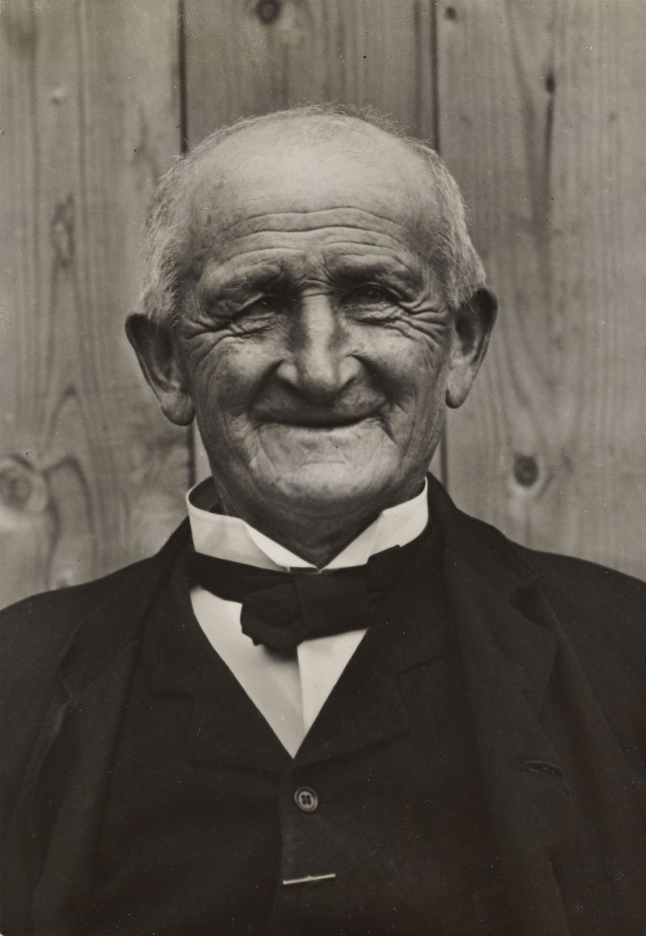 This picture shows the following artwork: August Sander. Two farmer portraits: Rheinischer Bauer / Bauer aus dem Vorgebirge. 1910-1914 and 1931.