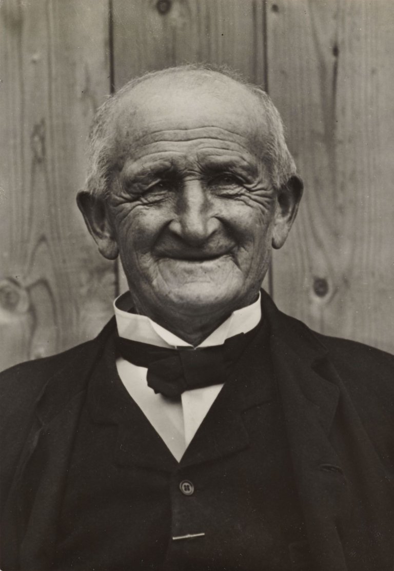 This picture shows the following artwork: August Sander. Two farmer portraits: Rheinischer Bauer / Bauer aus dem Vorgebirge. 1910-1914 and 1931.