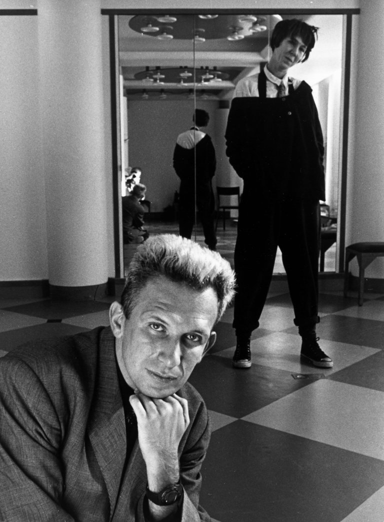 Auf diesem Bild ist das folgende Kunstwerk zu sehen: Robert Doisneau. Jean-Paul Gaultier und Anna Pawlowski, Paris. 1985.
