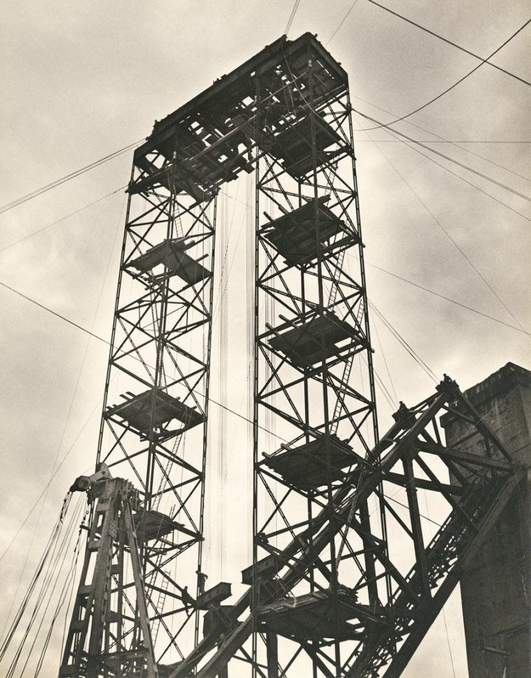 Auf diesem Bild ist das folgende Kunstwerk zu sehen: Ruth Hallensleben. Brückenbau. Wiederherstellung des Göhltalviaduktes. 1940.