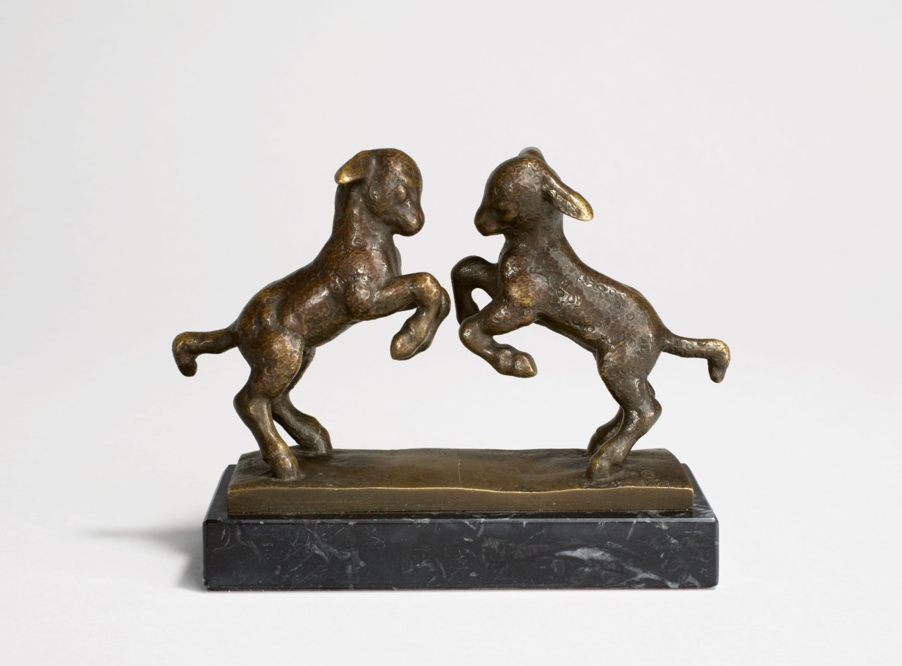 Auf diesem Bild ist das folgende Kunstwerk zu sehen: August Gaul. „Zwei Böckchen (auch: Zwei kämpfende Böckchen)“. Um 1904.