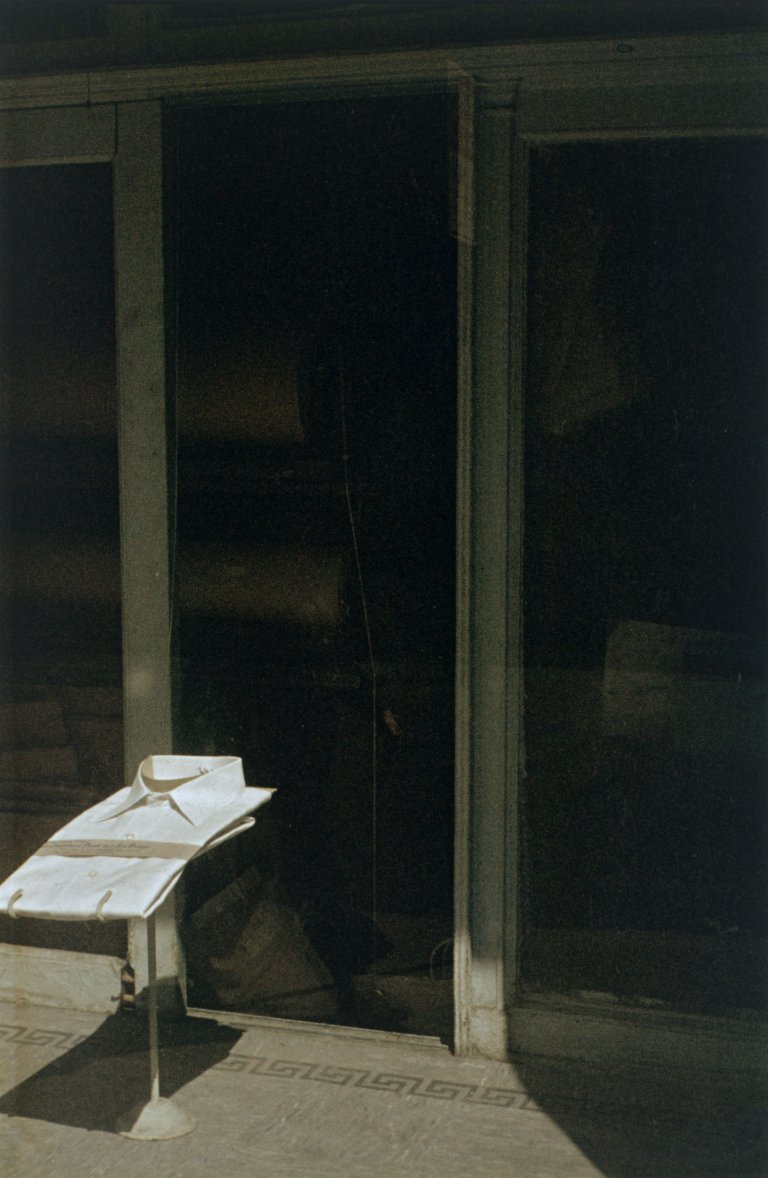 Auf diesem Bild ist das folgende Kunstwerk zu sehen: Saul Leiter. Shirt, New York. 1948.
