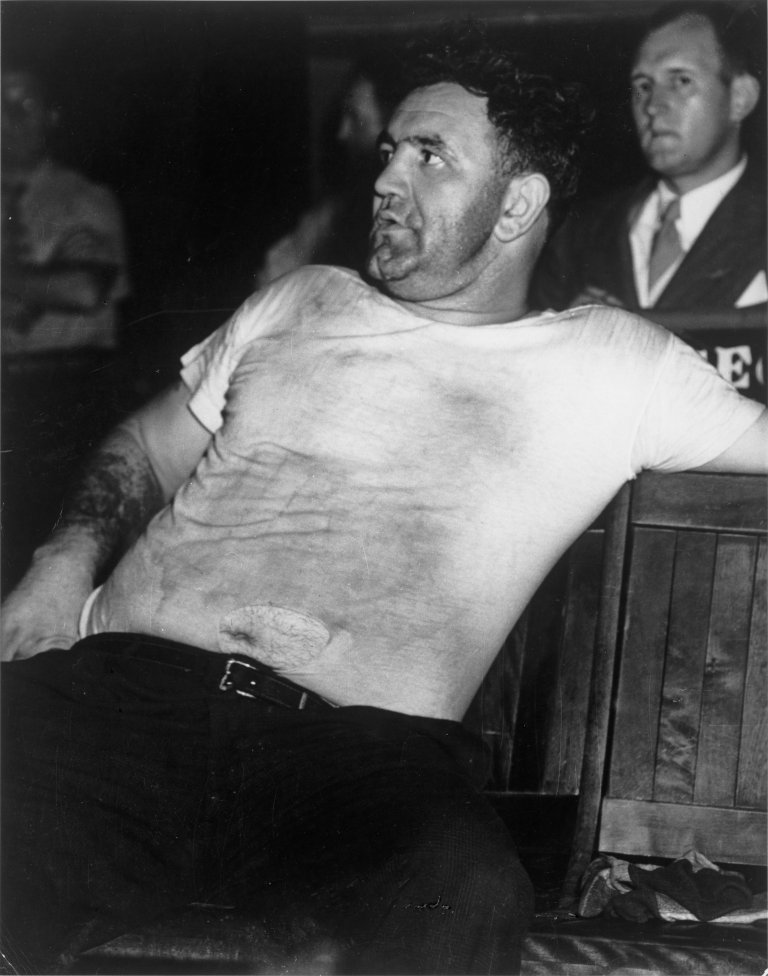 Auf diesem Bild ist das folgende Kunstwerk zu sehen:  Weegee (d.i. Fellig, Arthur H.). The Janitor takes time out to watch the rehearsal at the Yiddish Theater, September 30. 1945.