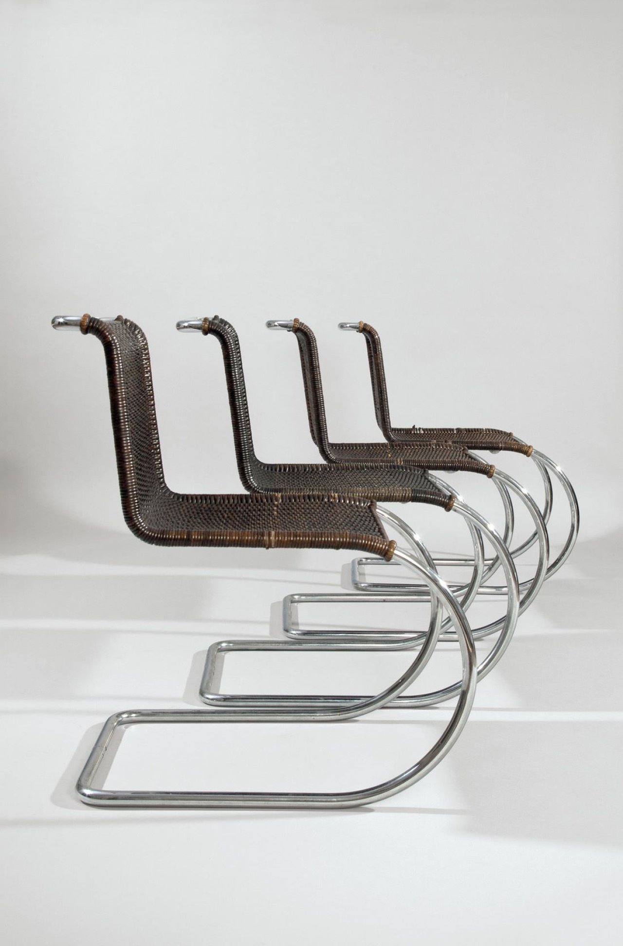 This picture shows the following artwork: Ludwig Mies van der Rohe. „MR10“ Set von vier Stühlen. 1927.