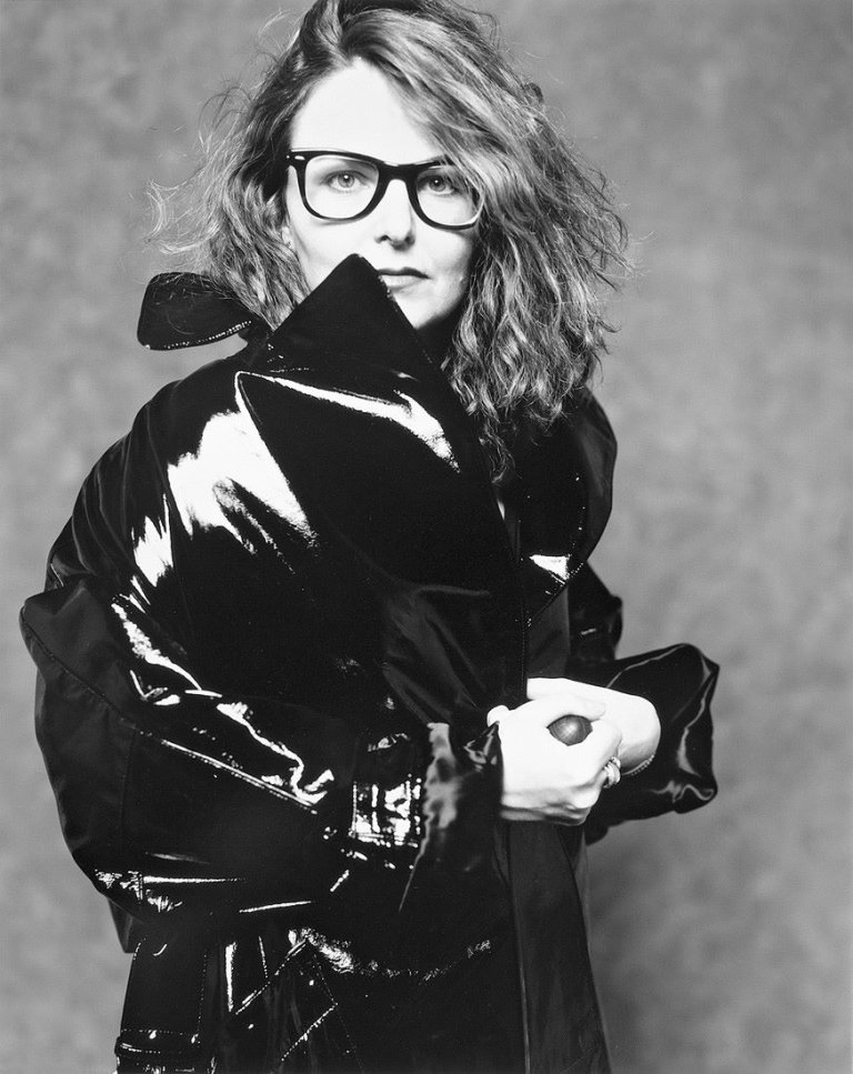 Auf diesem Bild ist das folgende Kunstwerk zu sehen: Bettina Rheims. „Autoportrait, Paris“. 1989.