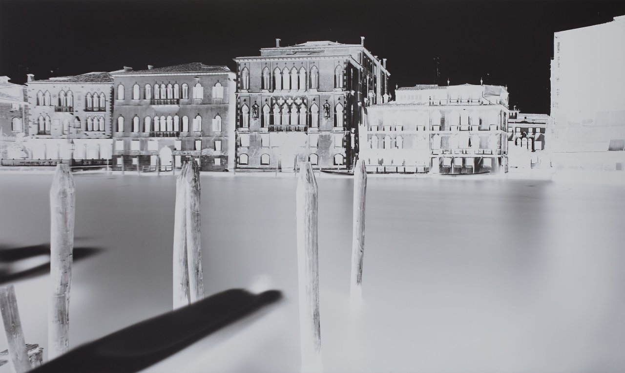 Auf diesem Bild ist das folgende Kunstwerk zu sehen: Vera Lutter. „Ca' del Duca Sforza, Venice, XXXIII: July 15, 2008“. 2008.