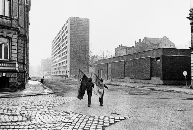 Auf diesem Bild ist das folgende Kunstwerk zu sehen: Evelyn Richter. „Leipzig“. 1976.