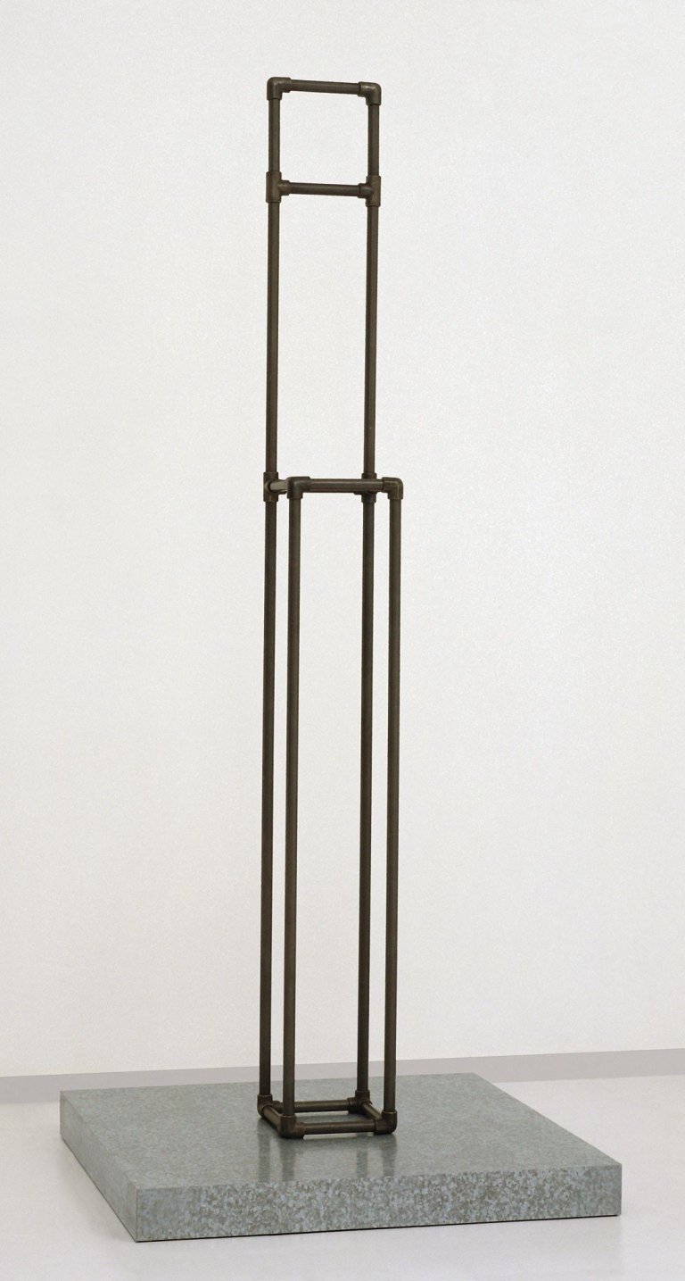 Auf diesem Bild ist das folgende Kunstwerk zu sehen: Robert Wilson. Einstein Chair. 1977.