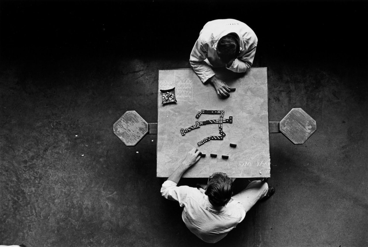Auf diesem Bild ist das folgende Kunstwerk zu sehen: Danny Lyon. The Domino Players, Walls Unit, Texas Department of Corrections, Huntsville. 1968.