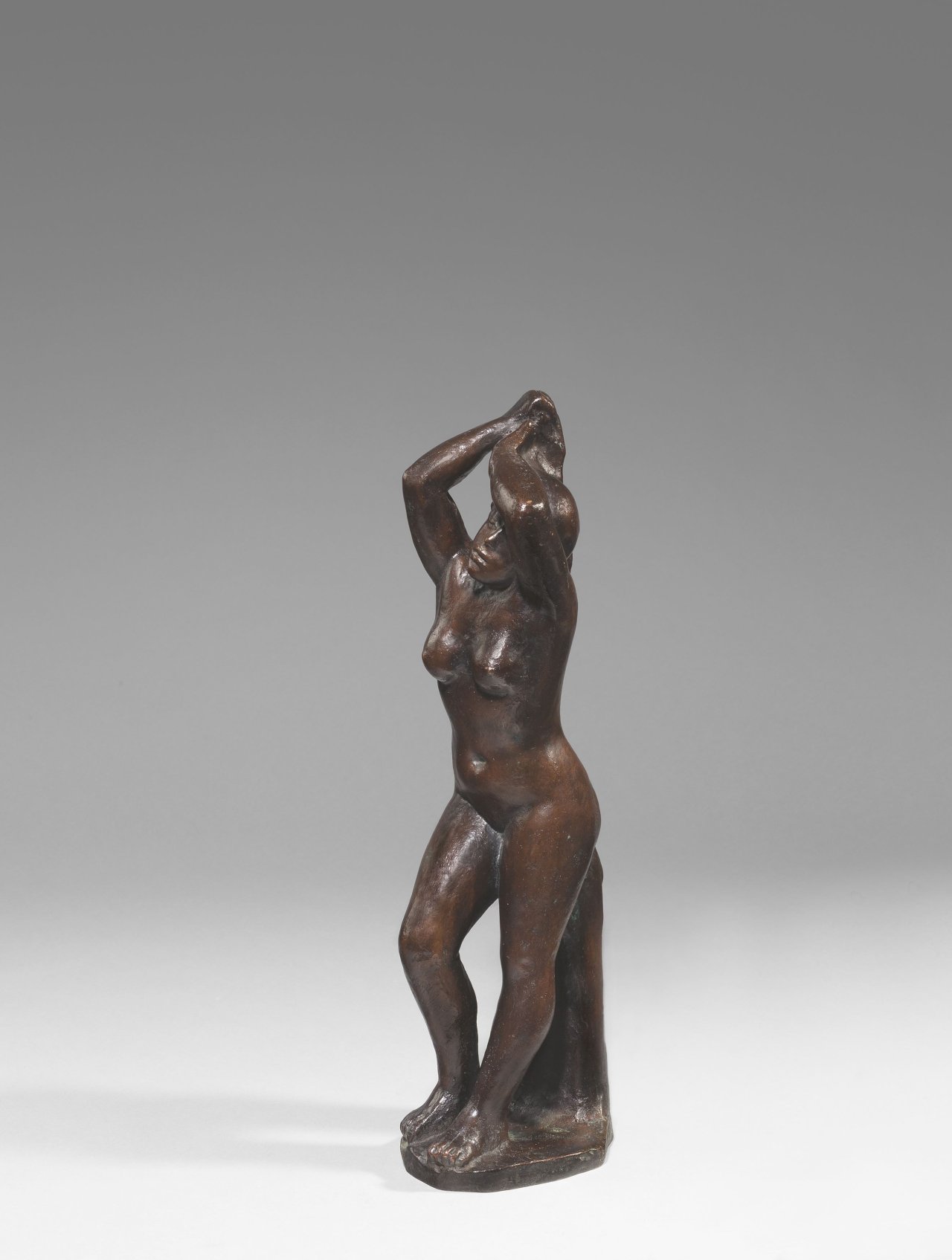 Auf diesem Bild ist das folgende Kunstwerk zu sehen: Aristide Maillol. „Femme les deux mains aux cheveux“. (Vor) 1905.