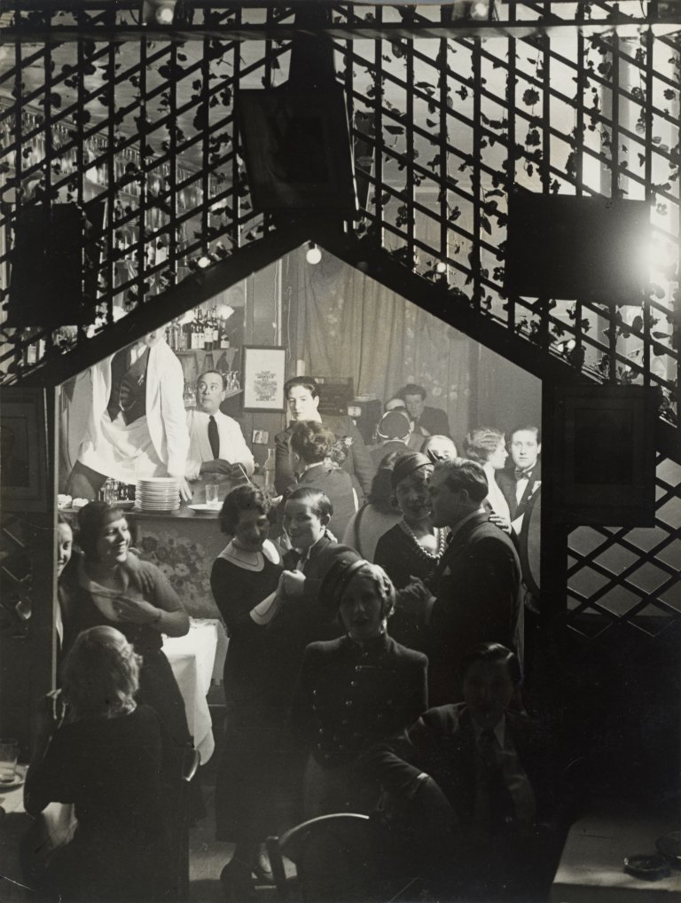 Auf diesem Bild ist das folgende Kunstwerk zu sehen:  Brassaï (d.i. Halász, Gyula). „Monocle, Montparnasse“, Paris. 1933.