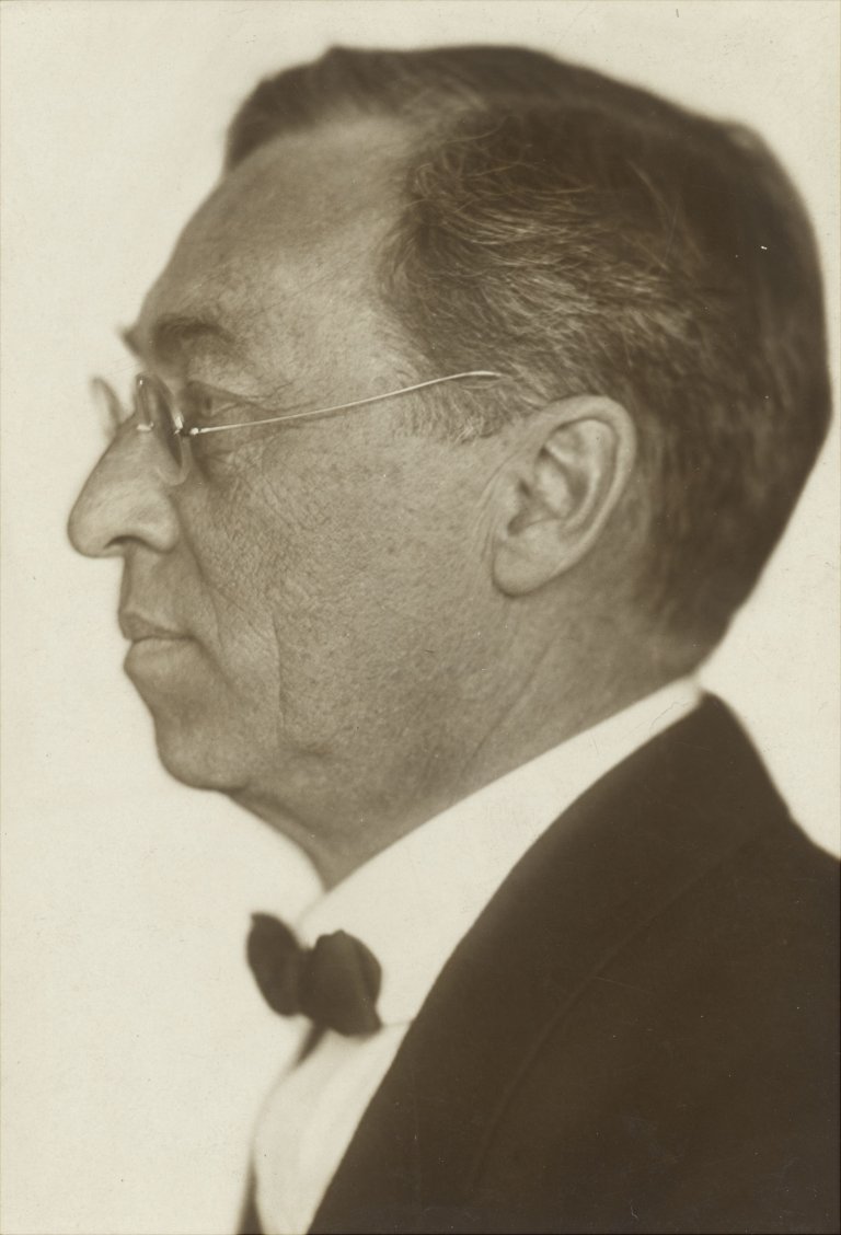 Auf diesem Bild ist das folgende Kunstwerk zu sehen: Hugo Erfurth. „Porträt Wassily Kandinsky“. 1925.