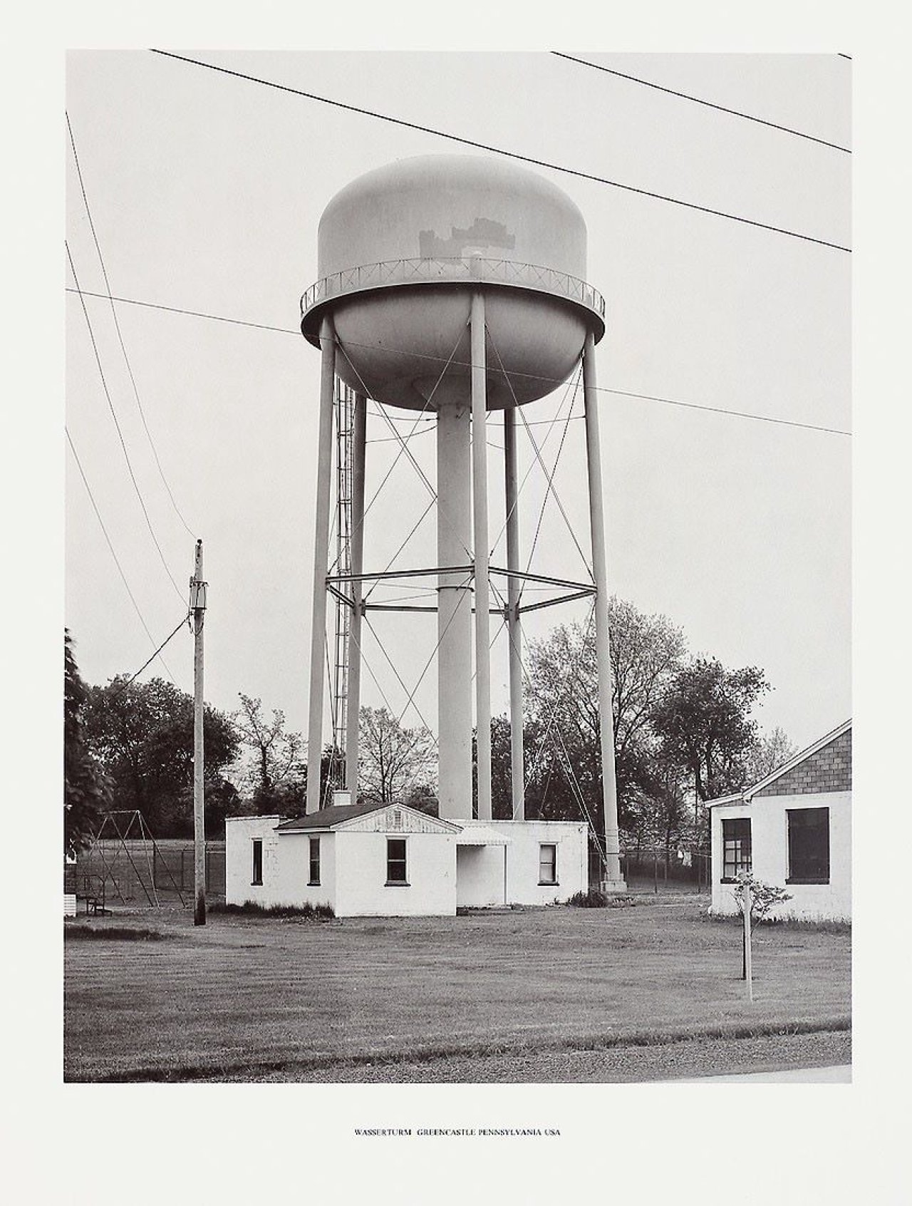 Auf diesem Bild ist das folgende Kunstwerk zu sehen: Bernd und Hilla Becher (Siegen 1931 - 2007 Rostock / Potsdam 1934 - 2015 Düsseldorf). „Wasserturm Duisburg-Meiderich“ / „Greencastle, Pennsylvania“ / „Kirkhamgate bei Leeds“. 1976.