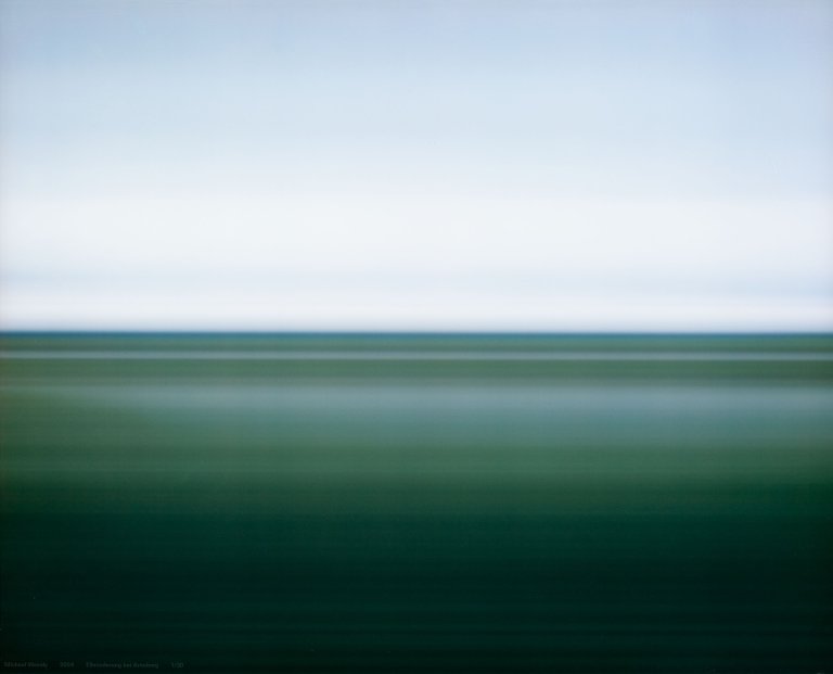 Auf diesem Bild ist das folgende Kunstwerk zu sehen: Michael Wesely. „Elbniederung bei Arneburg“. 2004.