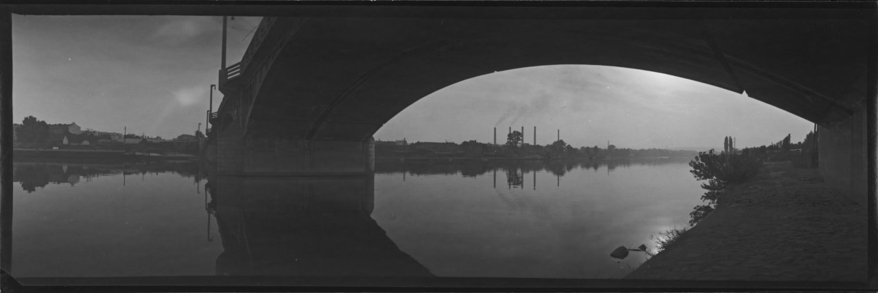 Auf diesem Bild ist das folgende Kunstwerk zu sehen: Josef Sudek. Panorama von Prag: Karls- und Jiráskůvbrücke / Panorama von Mionší. 1955/56.