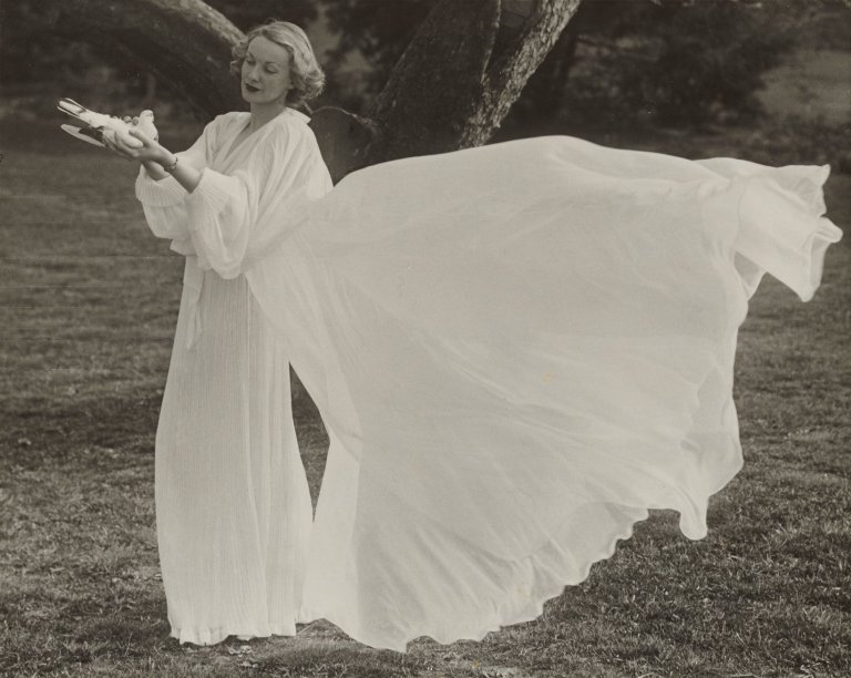 Auf diesem Bild ist das folgende Kunstwerk zu sehen: Martin Munkácsi (d.i. Márton Memelstein). Peignoir with Dove. 1936.