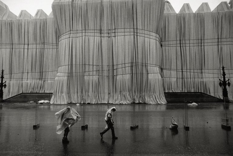 Auf diesem Bild ist das folgende Kunstwerk zu sehen: Barbara Klemm. „Christo, Verhüllter Reichstag, Berlin“. 1995.