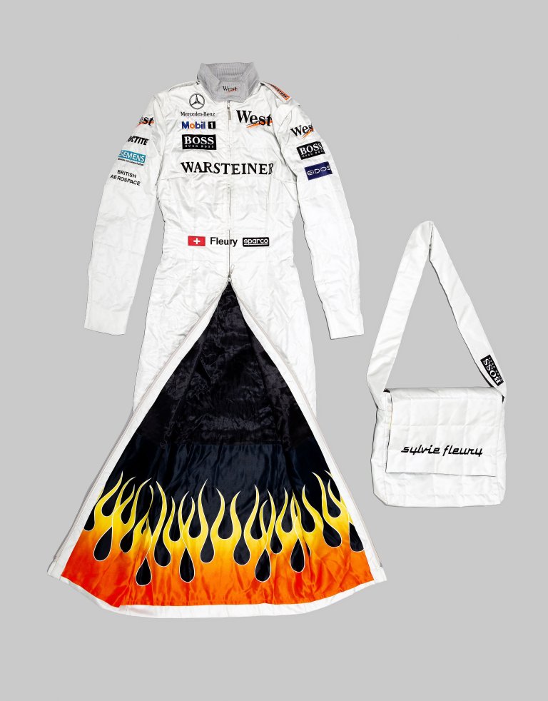 Auf diesem Bild ist das folgende Kunstwerk zu sehen: Sylvie Fleury. „Formula 1 Dress“. 1999.