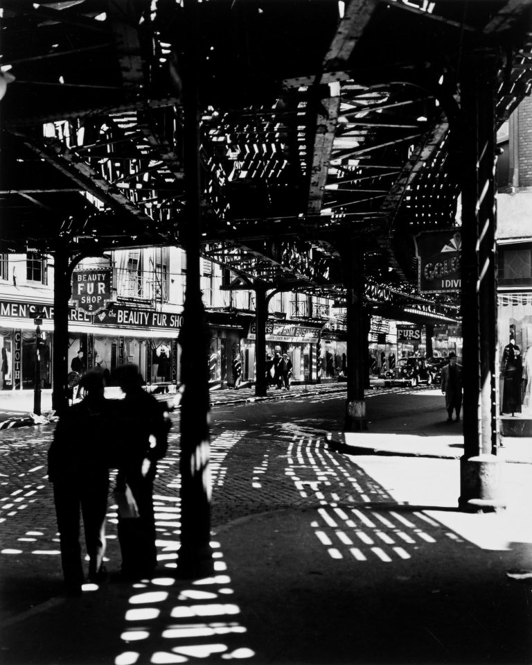 Auf diesem Bild ist das folgende Kunstwerk zu sehen: Berenice Abbott. ,El‘, Second and Third Avenue Lines, Lower East Side, New York. 1936.