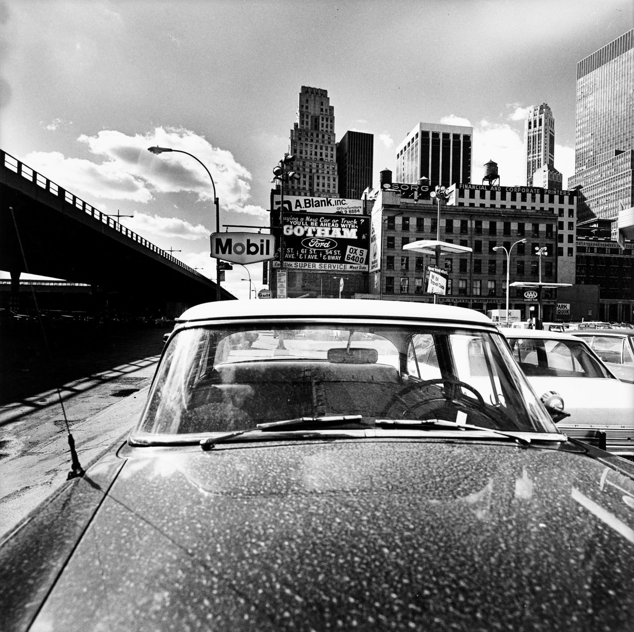 Auf diesem Bild ist das folgende Kunstwerk zu sehen: Timm Rautert. Gotham City NY, aus der Serie „New York“. 1969.