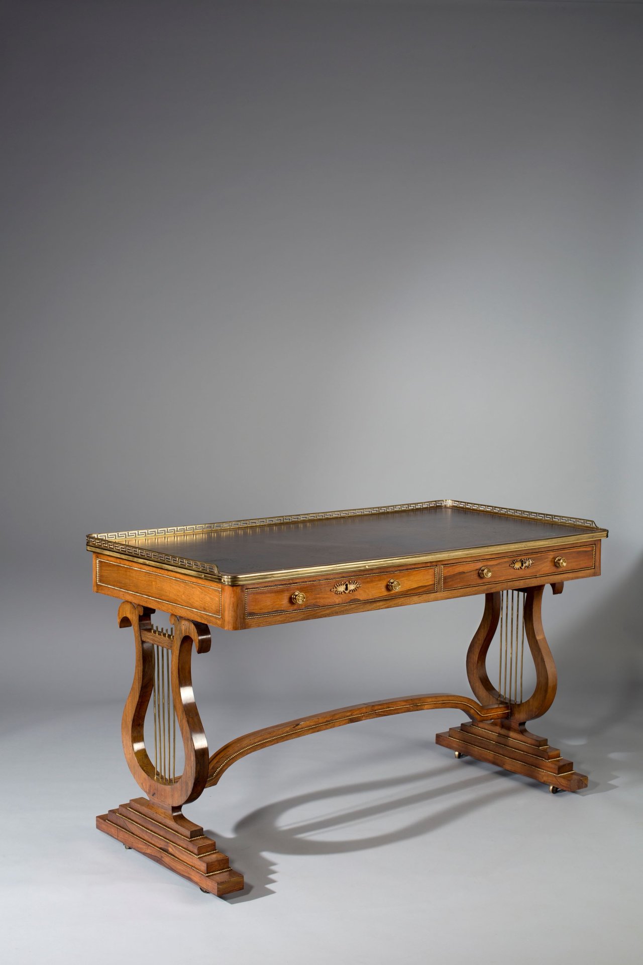 Auf diesem Bild ist das folgende Kunstwerk zu sehen: Wohl John McLean. Schreibtisch mit Lyra-Beinen. 1805/10.