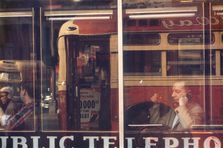 Auf diesem Bild ist das folgende Kunstwerk zu sehen: Saul Leiter. Phone Call. 1957.