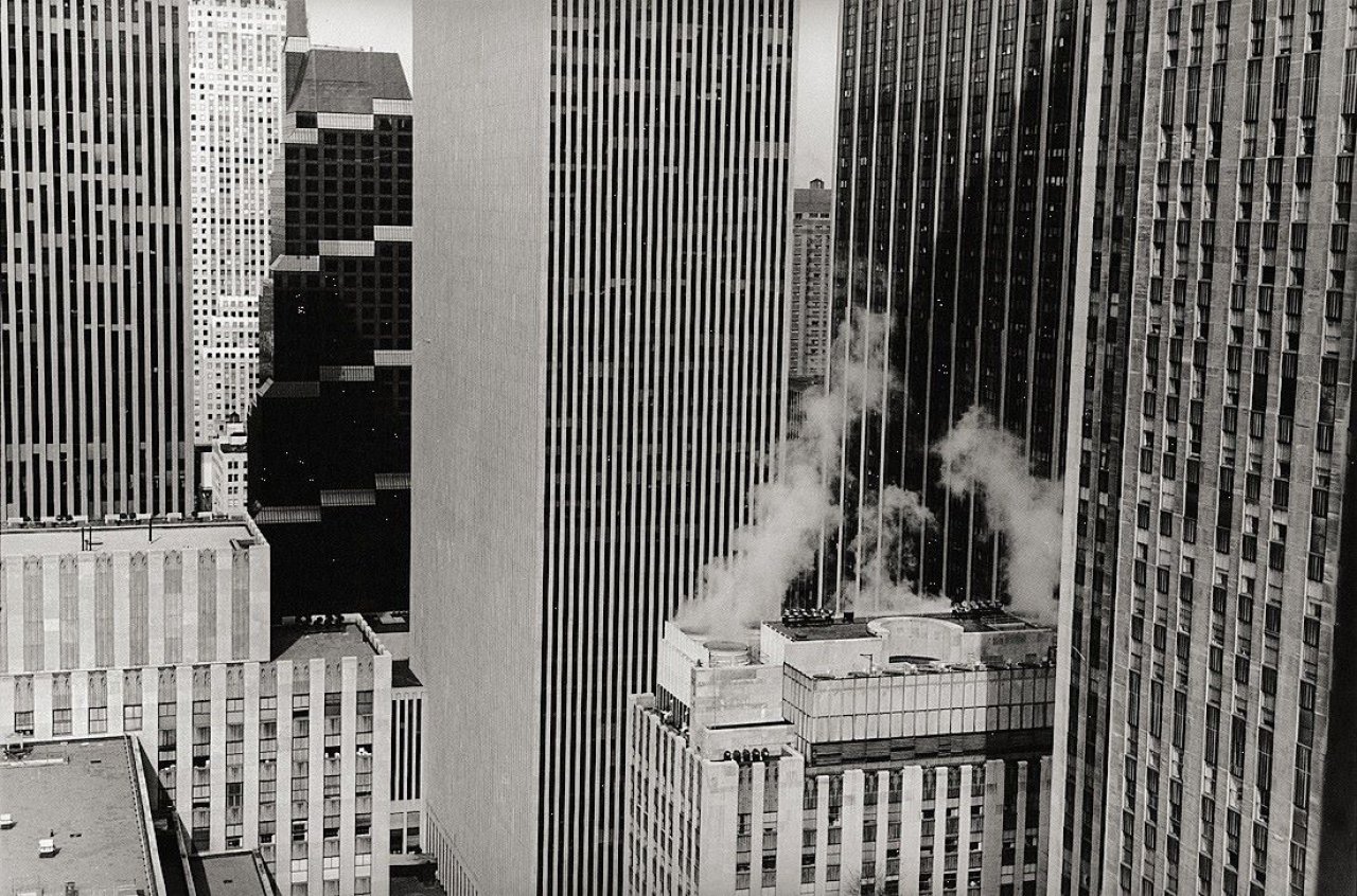 Auf diesem Bild ist das folgende Kunstwerk zu sehen: Abe Frajndlich. „Grid with Smoke, NYC, Midtown“. 1989.