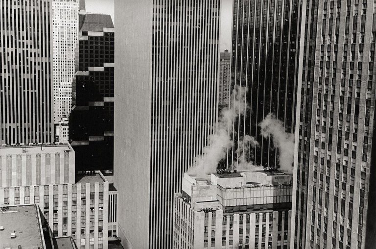 Auf diesem Bild ist das folgende Kunstwerk zu sehen: Abe Frajndlich. „Grid with Smoke, NYC, Midtown“. 1989.