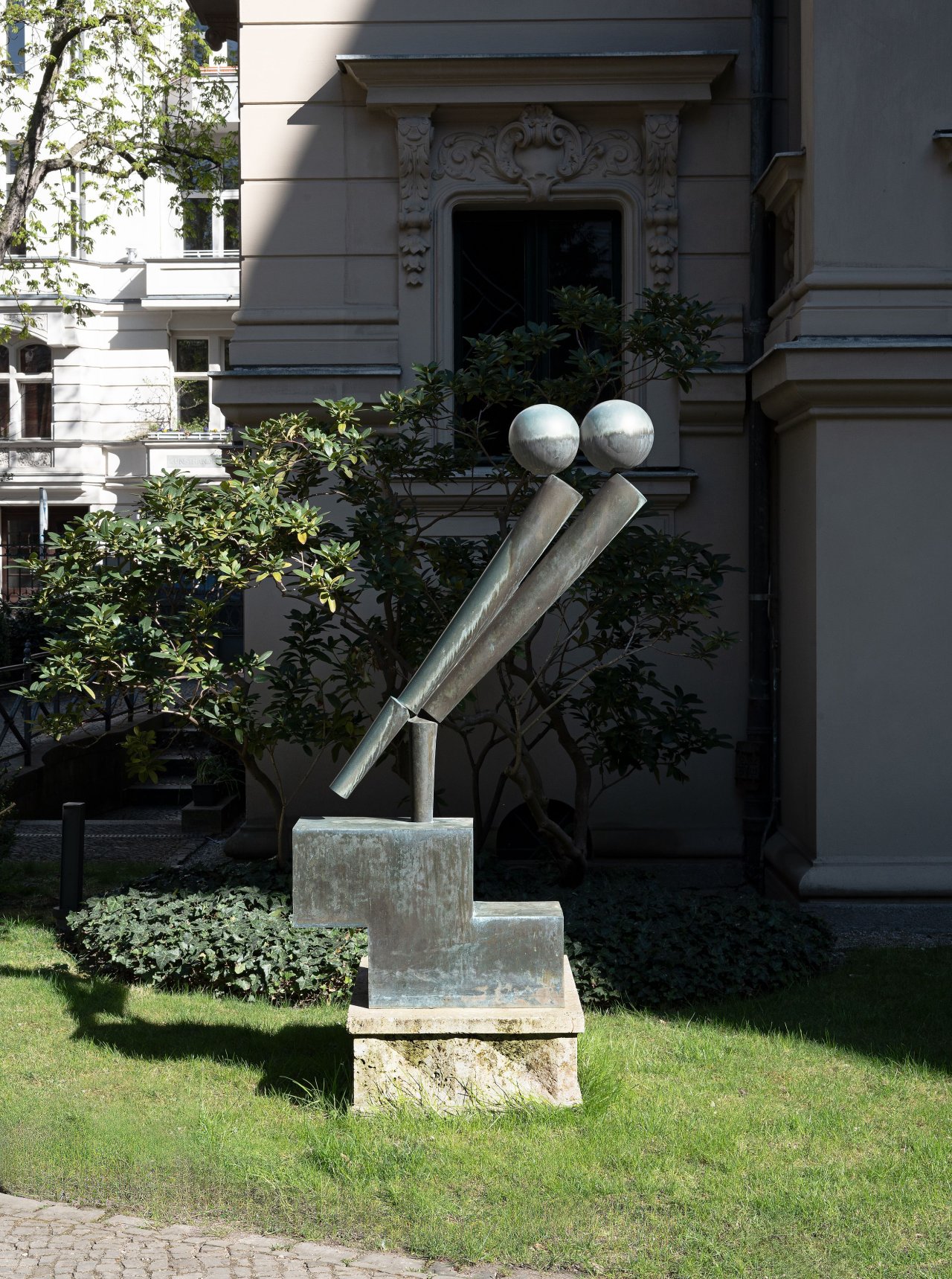 This picture shows the following artwork: Fritz Koenig. ”Zwei VIII”. 1975.