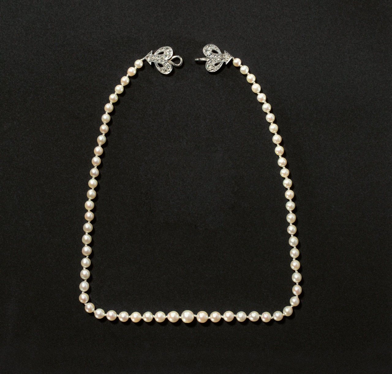 This picture shows the following artwork: Emil Lettré. Pearl necklace with clasp. Circa 1920.
