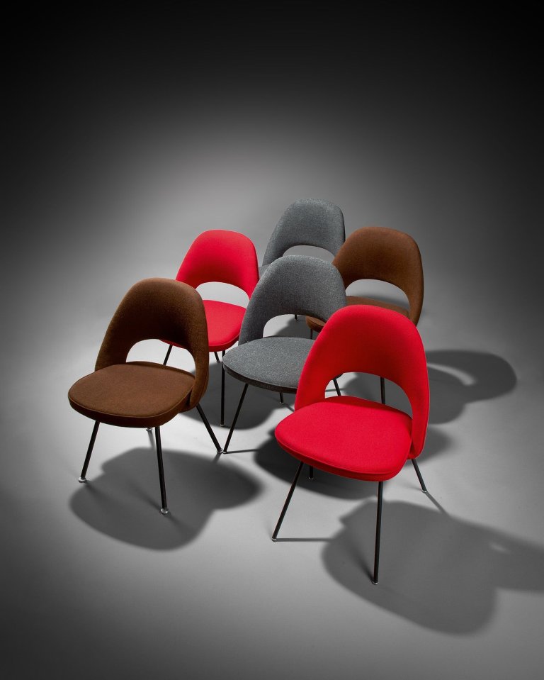 Auf diesem Bild ist das folgende Kunstwerk zu sehen: Eero Saarinen. C Paar braune Executive Armless Chairs (Modell 72 USB). 1971.